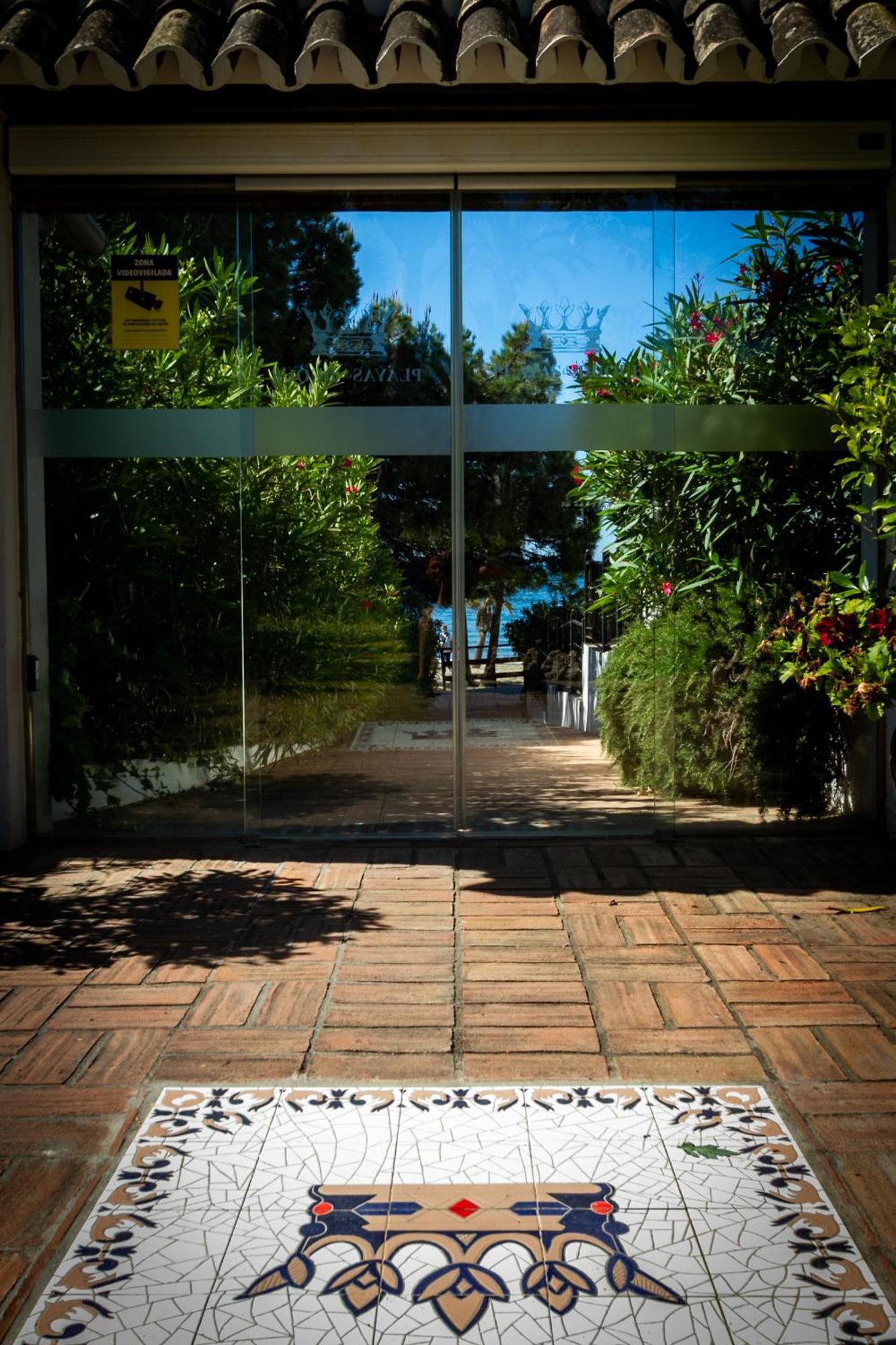 Marbella Banus Suites - Lily Playas Del Duque Banus Beach Apartment מראה חיצוני תמונה